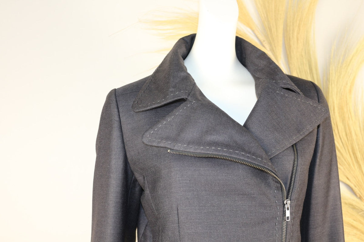 Col large à surpiqûres apparentes et zip asymétrique de la veste Yera grise – Frippin'Dealz