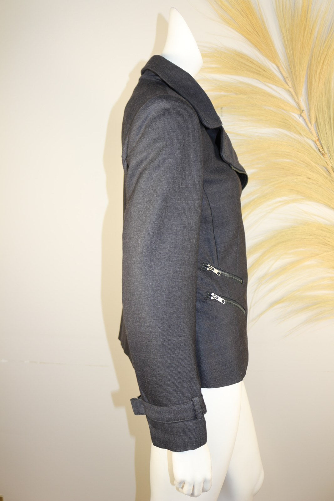 Veste Yera grise vue de profil avec poches zippées et manche à patte – Frippin'Dealz