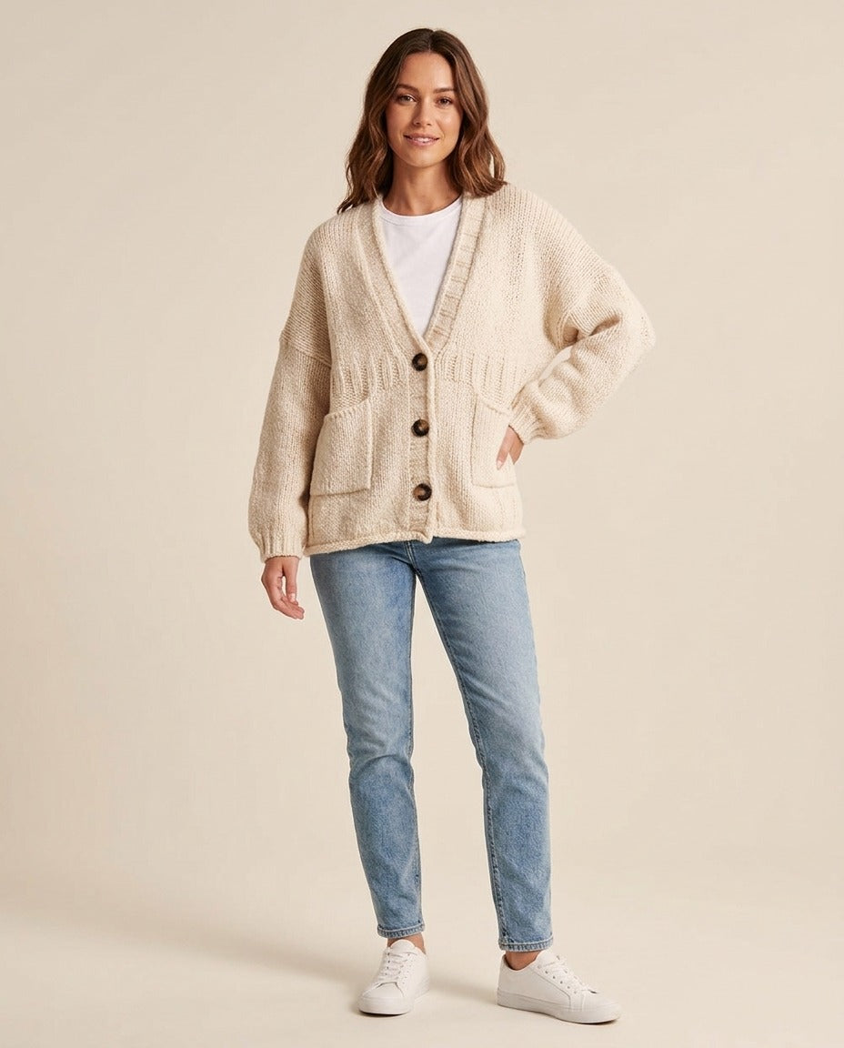 Cardigan en maille torsadée col V avec poches, boutonné, abricot porté – photo générée par IA