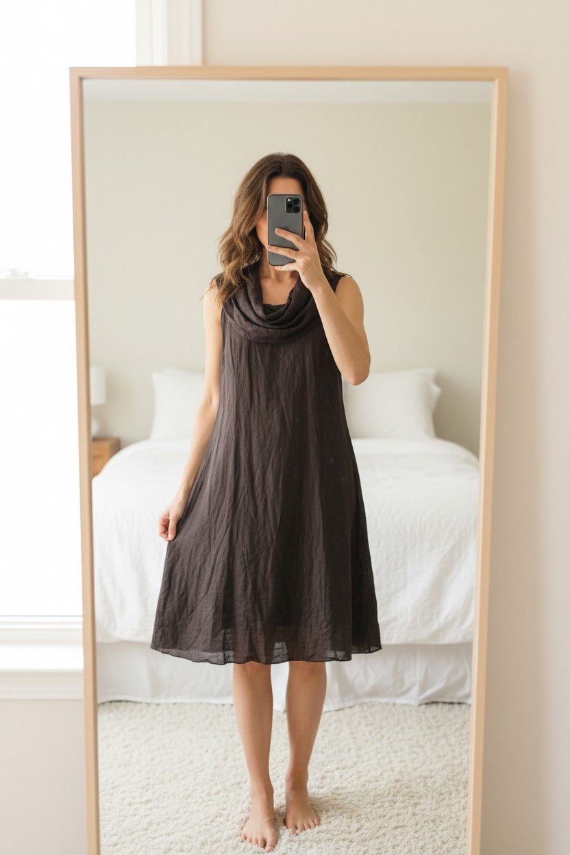 Robe Zapa en lin marron avec un col drapé et des bretelles fines. Parfaite pour un look chic et décontracté.